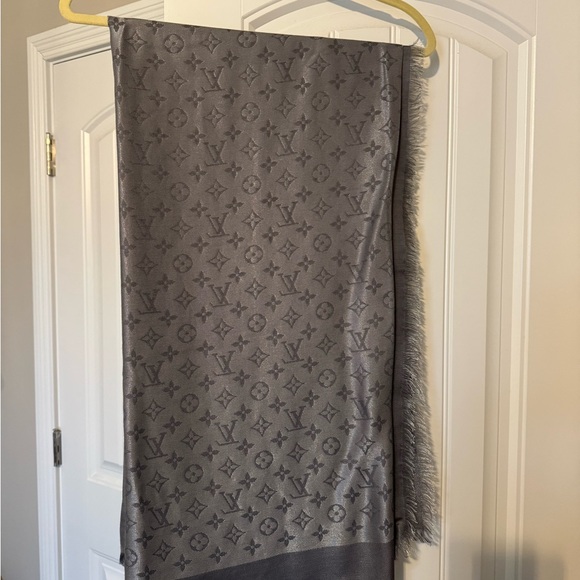 Louis Vuitton Monogram Shine Shawl - Picture 9 of 13